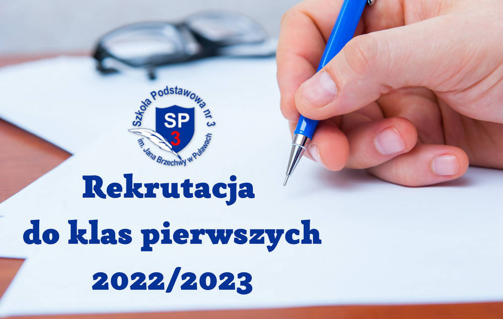Ręka trzymająca długopis oraz napis: Rekrutacja do klas pierwszych rok szkolny 2022/2023