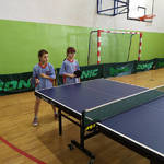 Dziewczynki podczas gry w tenisa stołowego