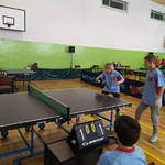 Chłopcy grający w tenisa stołowego (debel)