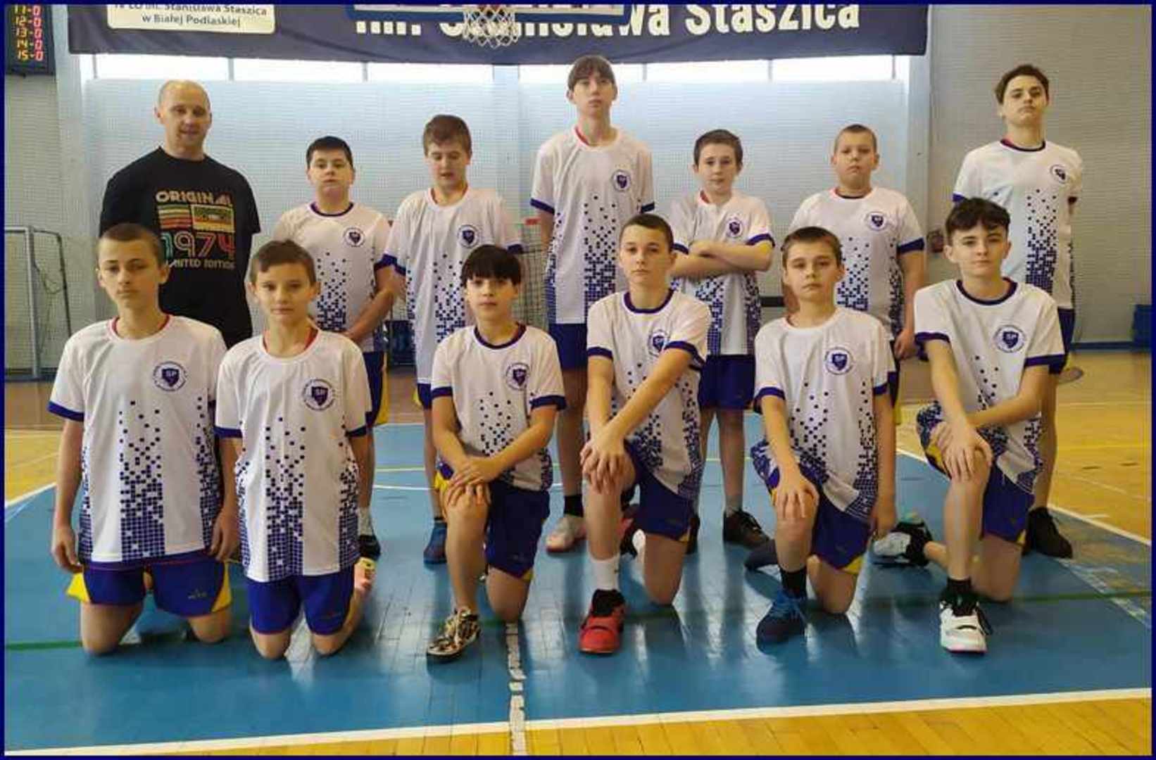 Drużyna koszykówki chłopców - brązowi medaliści mistrzostw województwa