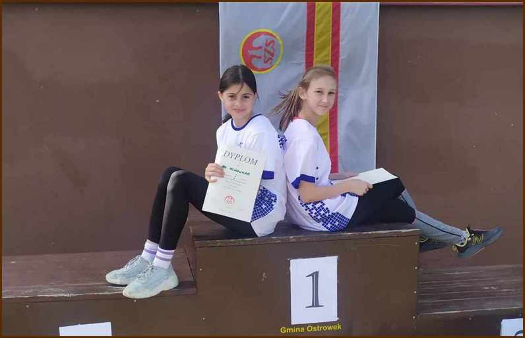 Iga Mchawrab i Karina Figura - finalistki biegów przełajowych na podium