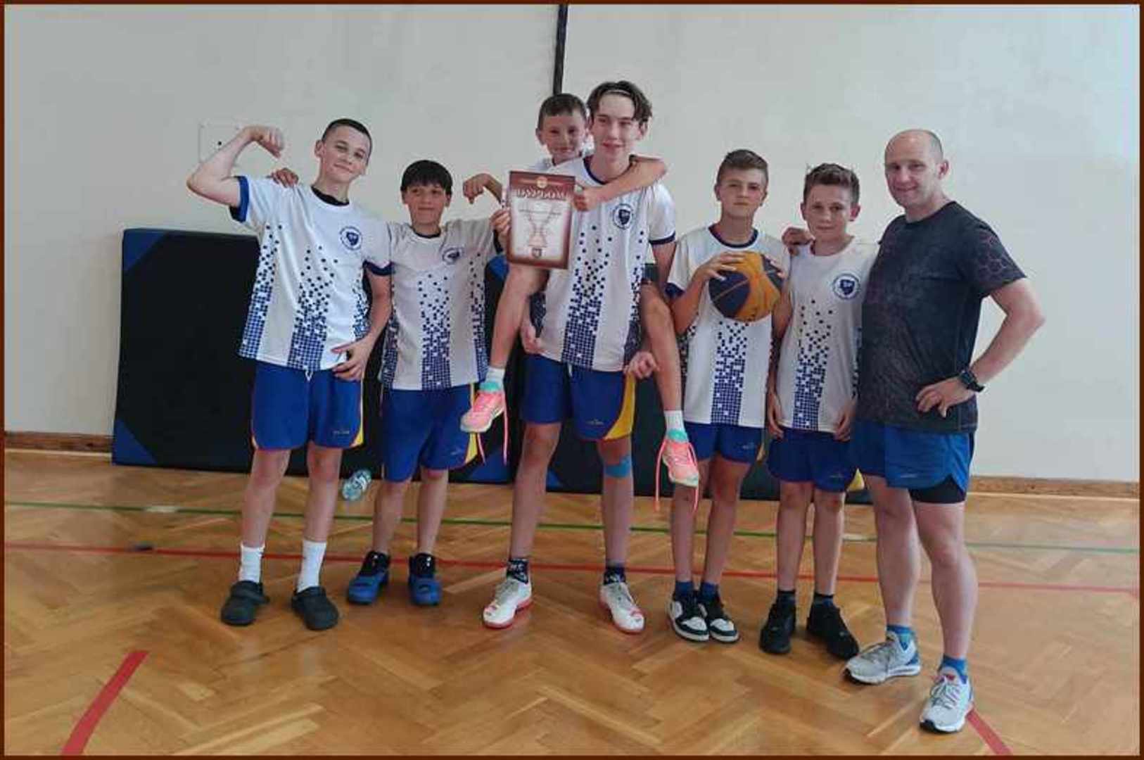 Szkolna reprezentacja koszykówki 3x3 z trenerem Radosławem Poświatowskim